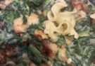 Nudeln in einer Spinatsauce mit Hühnerfleisch